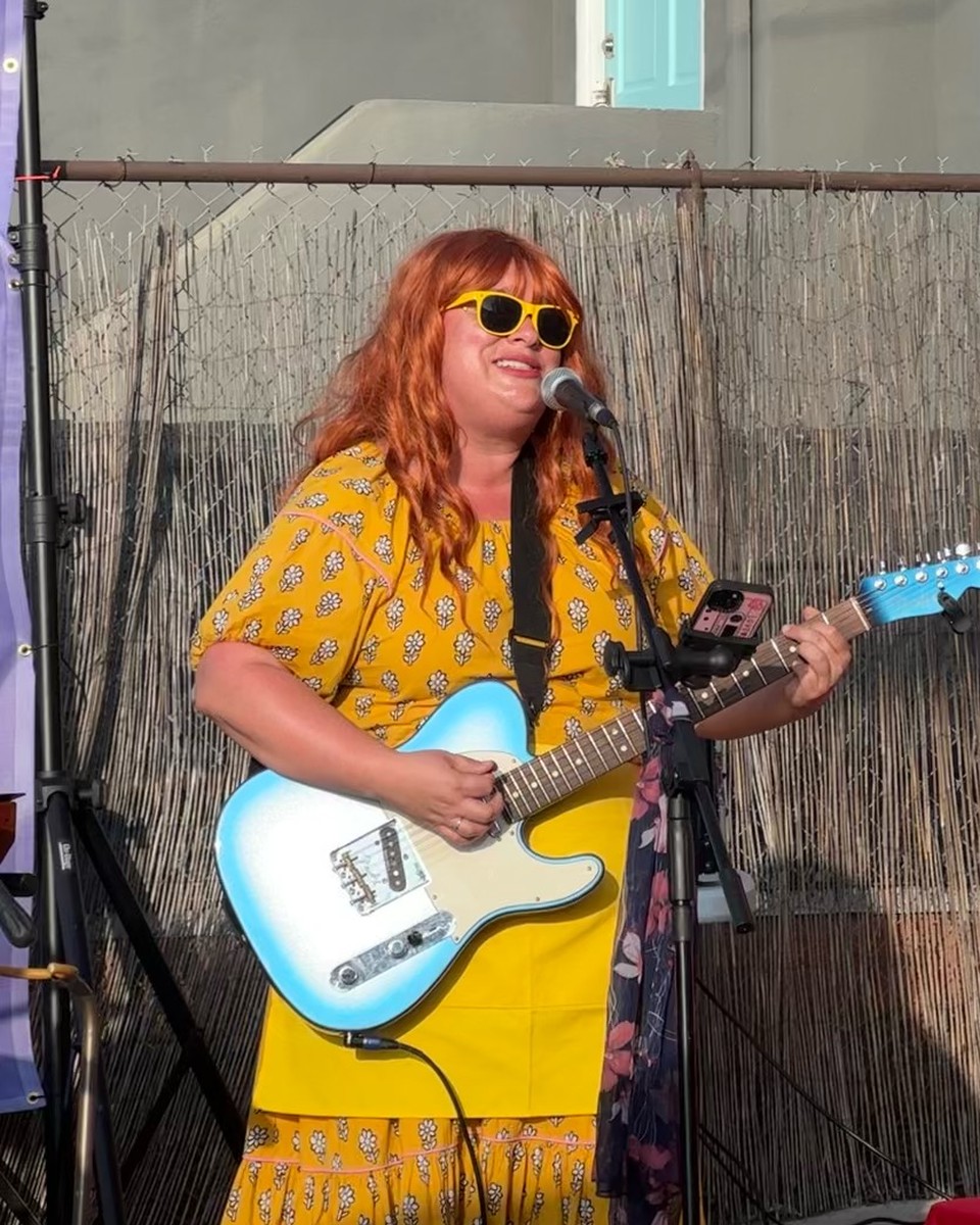Alex Yeomanson performing with Mangos and Tangos